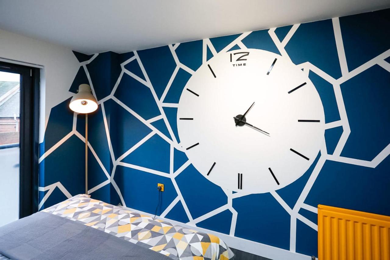 Funky City Apartment - Secure Parking - Wifi - Sleeps 6 - No Parties Белфаст Екстериор снимка