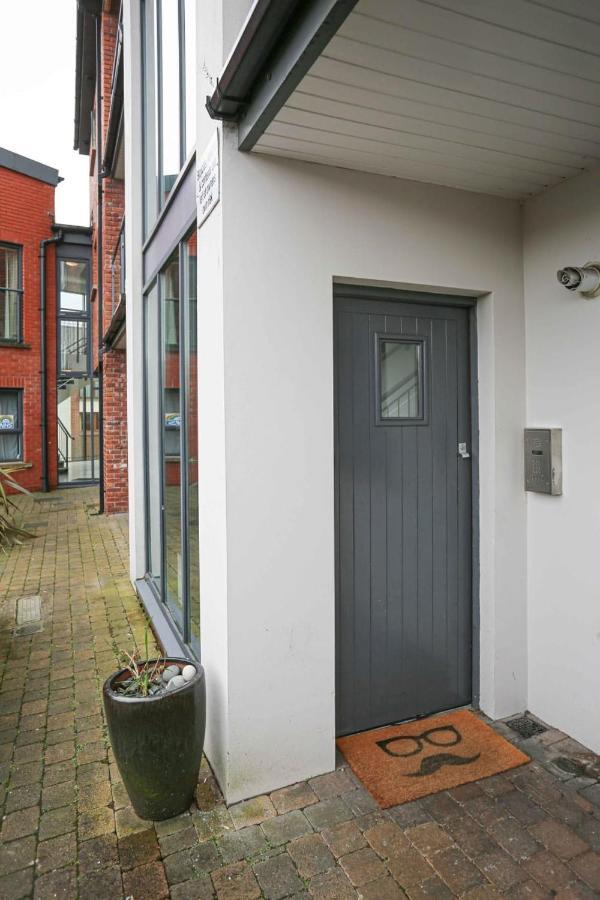 Funky City Apartment - Secure Parking - Wifi - Sleeps 6 - No Parties Белфаст Екстериор снимка