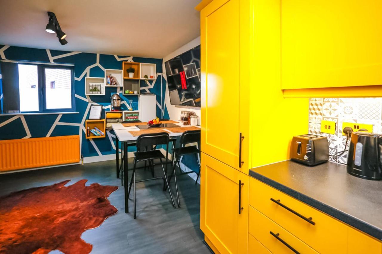 Funky City Apartment - Secure Parking - Wifi - Sleeps 6 - No Parties Белфаст Екстериор снимка
