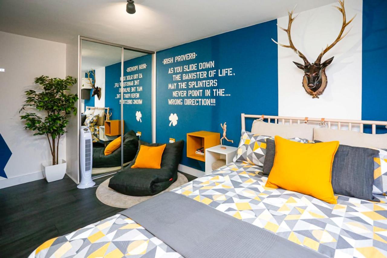 Funky City Apartment - Secure Parking - Wifi - Sleeps 6 - No Parties Белфаст Екстериор снимка