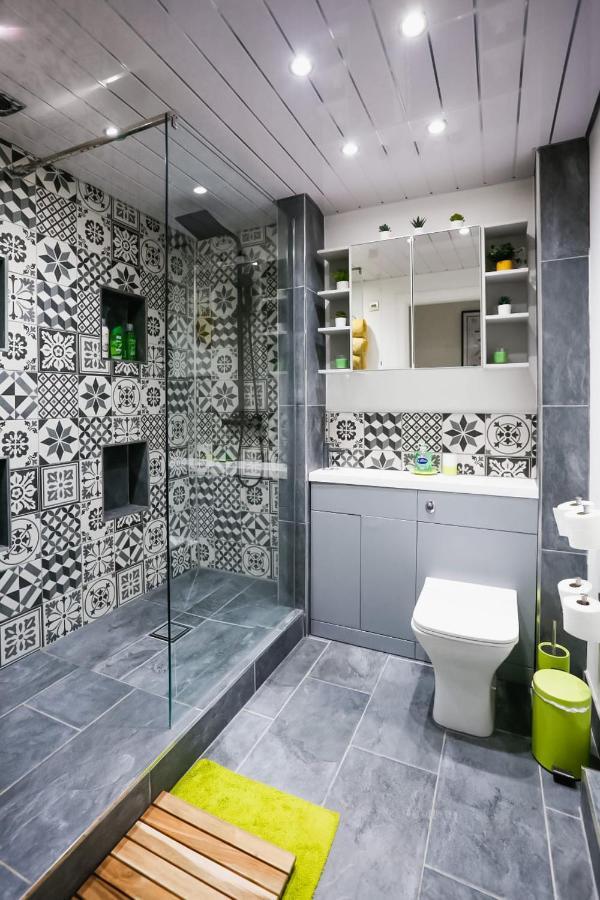 Funky City Apartment - Secure Parking - Wifi - Sleeps 6 - No Parties Белфаст Екстериор снимка