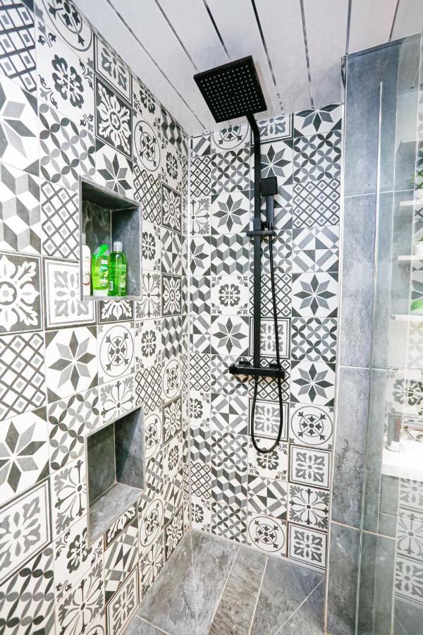 Funky City Apartment - Secure Parking - Wifi - Sleeps 6 - No Parties Белфаст Екстериор снимка