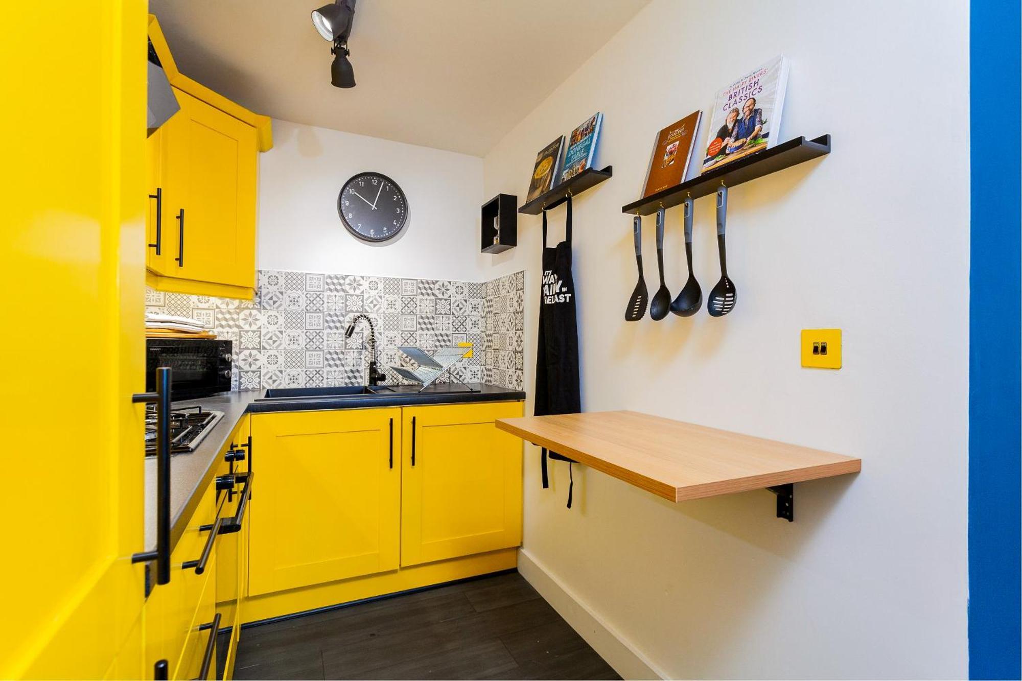 Funky City Apartment - Secure Parking - Wifi - Sleeps 6 - No Parties Белфаст Екстериор снимка