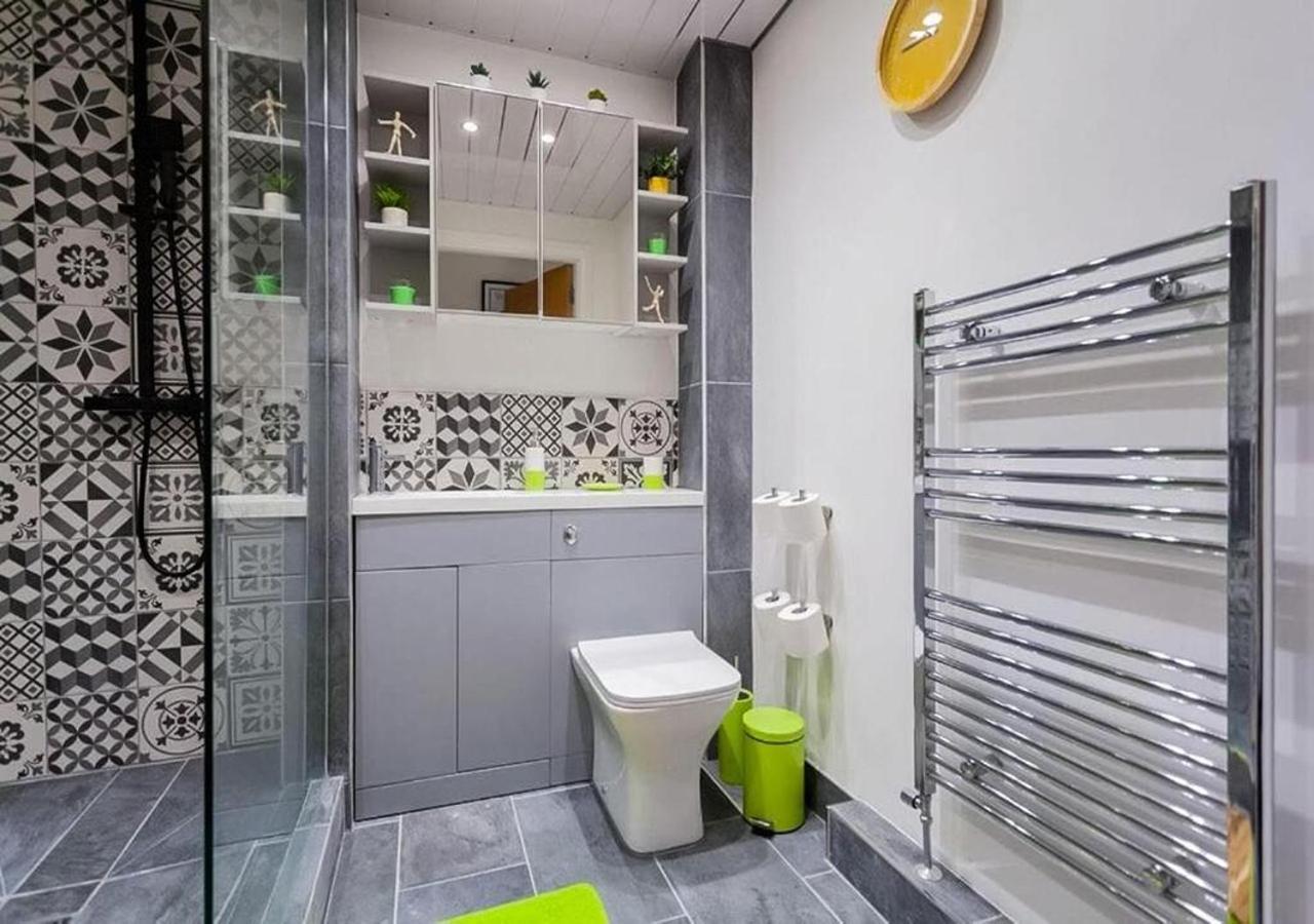 Funky City Apartment - Secure Parking - Wifi - Sleeps 6 - No Parties Белфаст Екстериор снимка