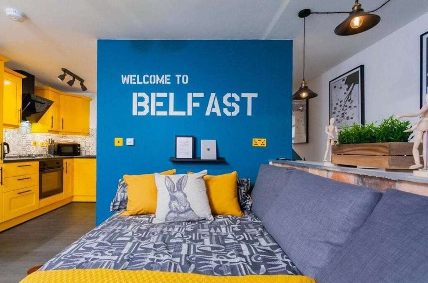 Funky City Apartment - Secure Parking - Wifi - Sleeps 6 - No Parties Белфаст Екстериор снимка