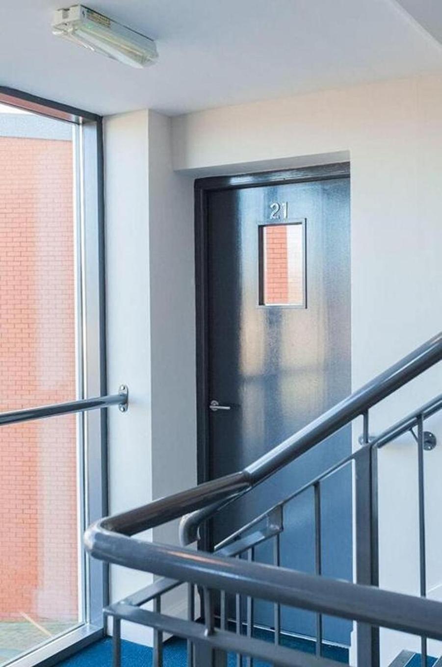 Funky City Apartment - Secure Parking - Wifi - Sleeps 6 - No Parties Белфаст Екстериор снимка