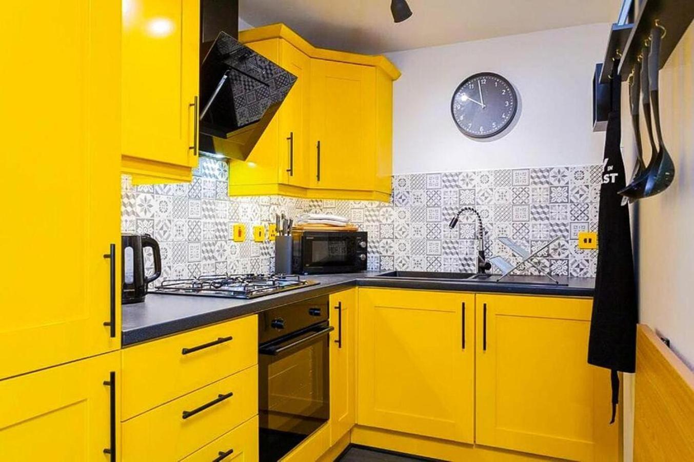Funky City Apartment - Secure Parking - Wifi - Sleeps 6 - No Parties Белфаст Екстериор снимка